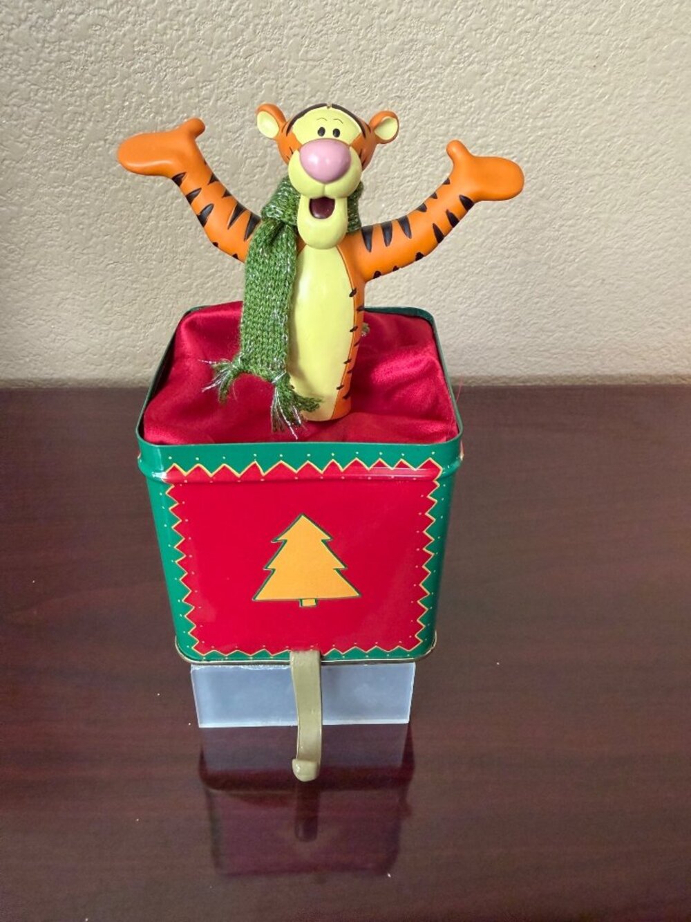 1999 Disney Store Tigger "A Christmas to Remember" Tin Box Stocking Holder